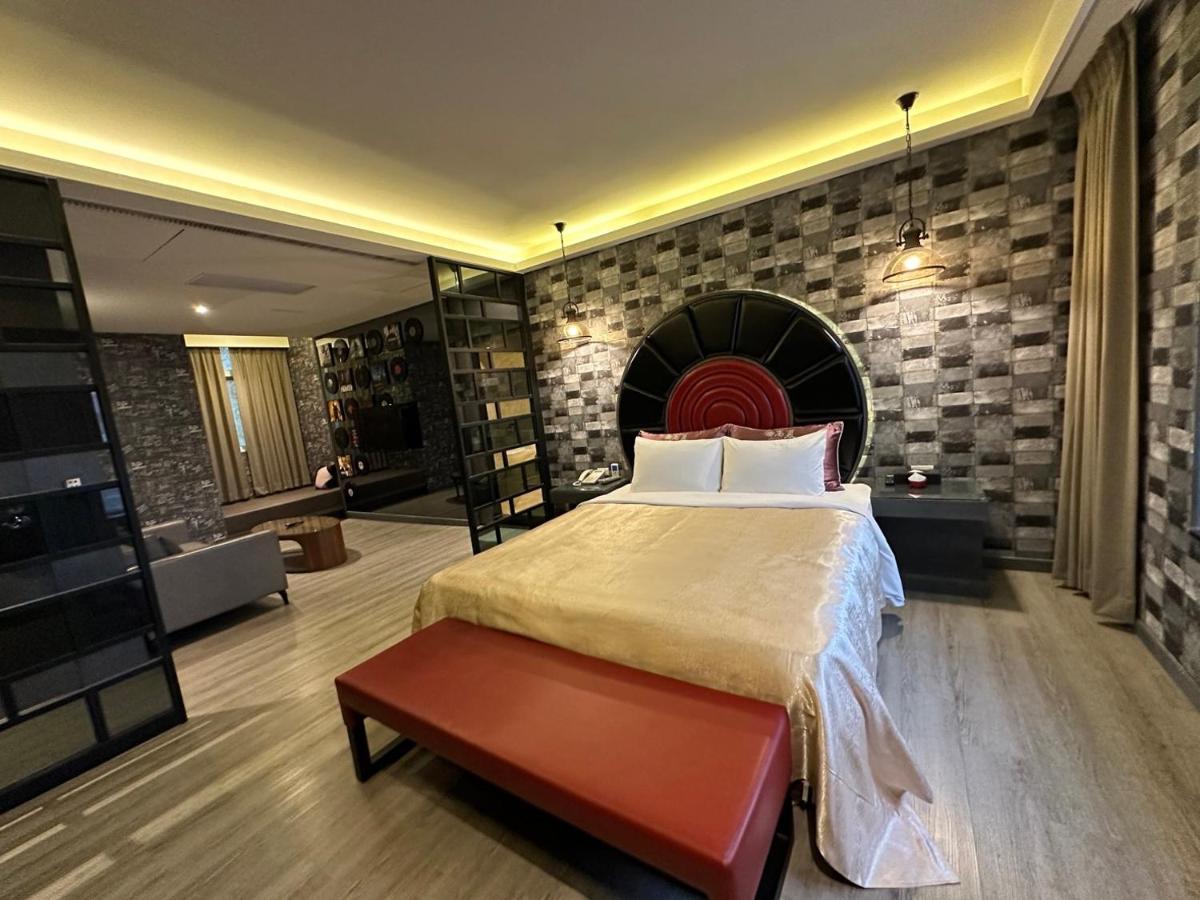 Song Xia Motel Taichung Exterior foto